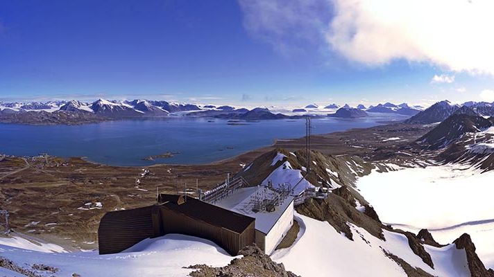 For 20. året på rad setter klimagassnivåene i nord nye rekorder. Bildet viser Zeppelinobservatoriet på Svalbard. Foto: Ove Hermansen, NILU