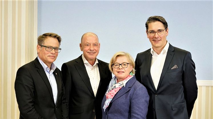 Glasfaser-Partner für Landkreis Leipzig und Nordsachsen: (v.l.) Arno Jesse, Bürgermeister von Brandis, Stephan Drescher, Geschäftsführer envia TEL, Maritha Dittmer, Geschäftsführerin der KBE, Uwe Nickl, CEO Deutsche Glasfaser. (DG)