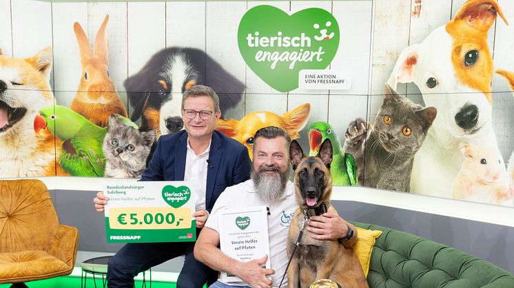 Der Goldene Fressnapf für Tierschutz in Salzburg: (v.l.n.r.) Hermann Aigner, Geschäftsführer Fressnapf Österreich und Andreas Schmidauer vom Verein „Helfer auf Pfoten“.