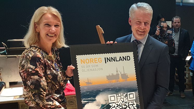 Stavangers ordfører Christine Sagen Helgø og administrerende direktør Trond-Erik Johansen i ConocoPhillips avduket oljefrimerket i historisk miljø. Borekronen foran på bildet er den som gjorde det første oljefunnet på Ekofisk i 1969. 