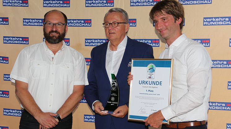 Peter Hornig (Mitte), Geschäftsführer Scania Deutschland Österreich, nimmt für Scania die Auszeichnung Green Truck 2019 entgegen.