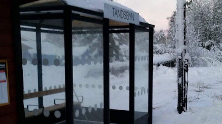 En förutsättning för att kunna bedriva modern persontrafik på banan är att uppdatera hållplatserna. Därför investeras det nu i nya väderskydd på de stationer som är berörda av pendlingstrafiken.