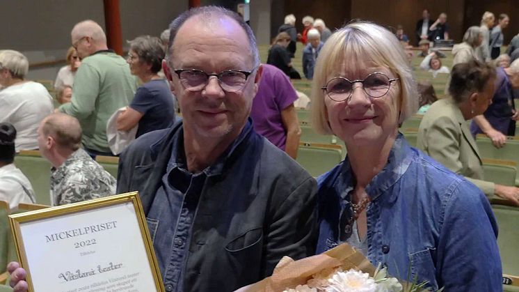 Leif och Inger Stinnerbom tar emot Mickelpriset. Bild: Sveriges Radio P4 Kronoberg