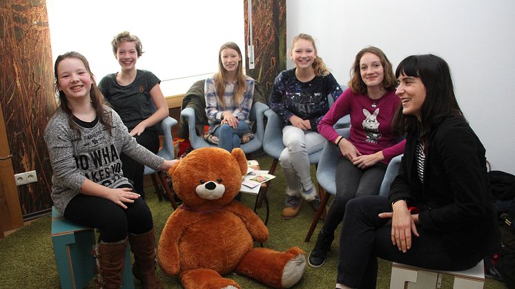 Kimberly, Wiebke, Vanessa, Vivien, Julia und Schulsozialarbeiterin Mechthild Nitzschke