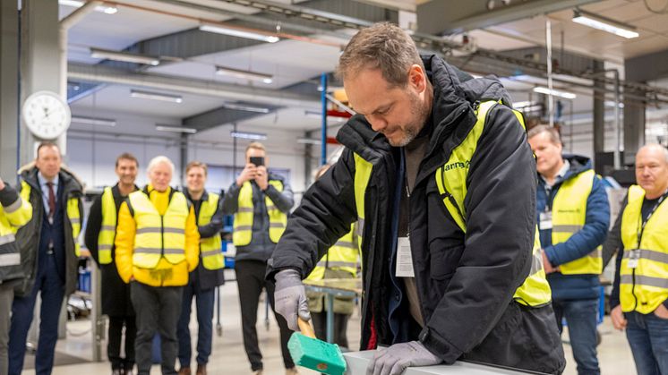 OBOS hållbarhetschef Carl-Johan Sigfridsson i Plannjas fabrik i Landsbro