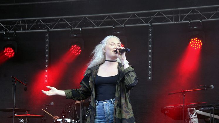 Wiktoria höll en välkomstkonsert utanför Högskolan Väst i fredags. Foto: Andreas Borg