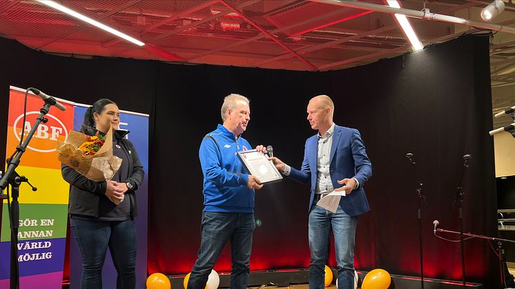 Emilie Delvenius och Lennart Törnström tog emot diplom och blommor då Fritidsnämndens ordförande Jonas Håård (S) delade ut Fritidspriset 2022 till Karlslund United parafotbollslag.
