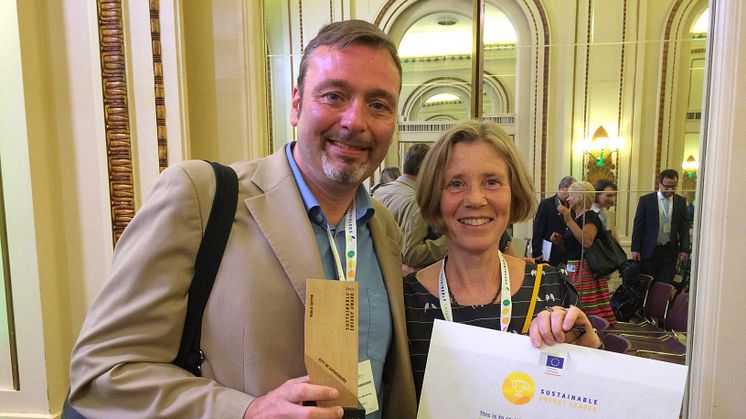 Celsius vinner EU Sustainable Energy Award. Sebastian Marx, Gothenburg European Office, och Katrina Folland, projektkoordinator, tog emot priset. 