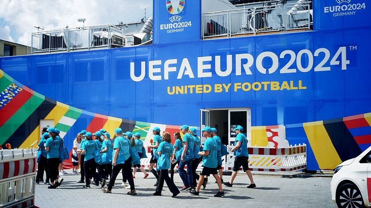 2_uefa-volunteers.jpg