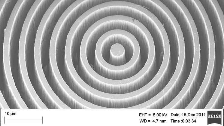 Förstorad bild (elektronmikroskop) av diamantkoronagrafens centrala del visande det mikrofabricerade cirkulära gittret. Bild: Uppsala universitet