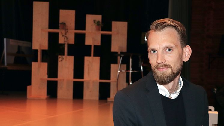 Björn Nordin presenterade en färsk färdplan för svensk möbelindustri med lokala biobaserade material. Dekorationerna på scenen var ett samarbete vid Mötesplats Steneby, mellan träindustrin och designers. Bild: Gösta Löfström