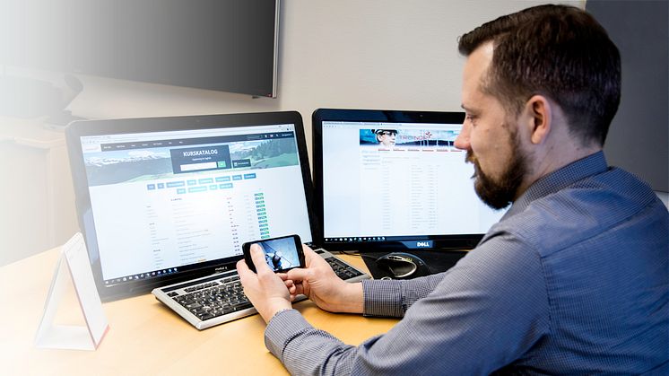 Du kan ta e-læringskurs både fra pc, nettbrett eller mobiltelefon. Akkurat når det passer deg. Foto: Trainor