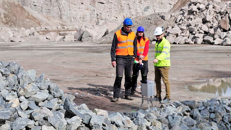 Voitech Benes (t.v) og Petr Kadlec fra G Impuls Praha forklarer Franzefoss' geolog Oliver Queck hvordan gravimeteret fungerer. Foto: Anja Sønstevold 