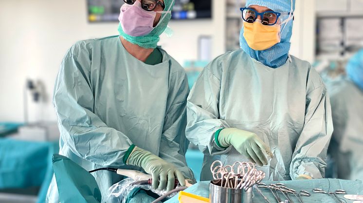 Operationssjuksköterskan Clara Santi (t.hö) är en av de som utbildas i den nya titthålskirurgin av Shahab Nozohoor, överläkare inom thoraxkirurgin på Skånes universitetssjukhus.
