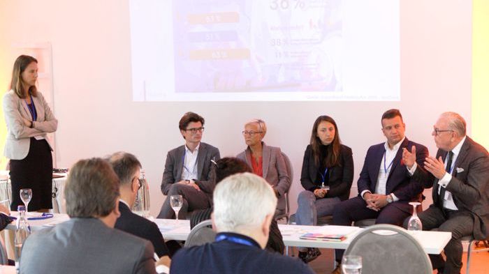 Diskutierten die Freiberuflichkeit von Fachärzten: Jessica Hanneken, Dr. Kevin Schulte, Dr. Ellen Lundershausen, Jana Aulenkamp, Max Tischler und Dr. Klaus Reinhardt (v.l.). Foto: Sylvie Weisshäupl