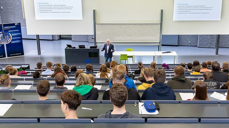 Prof. Dr. Christian Müller (Dekan des Fachbereiches Wirtschaft, Informatik, Recht) begrüßt die Schülerinnen und Schüler beim Fachtag Wirtschaft und Verwaltung. | Foto: Uwe Völkner, Text: Susanne Baron