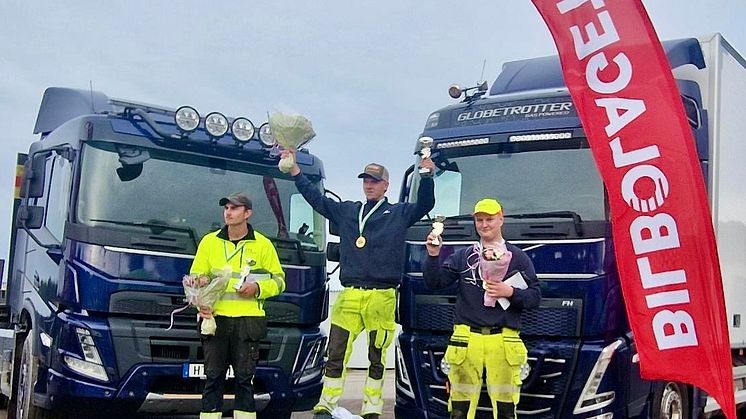 Vinnaren Helmer Axelsson på prispallen med tvåan Alfons Stergren Grenfeldt och trean Hugo Johansson.