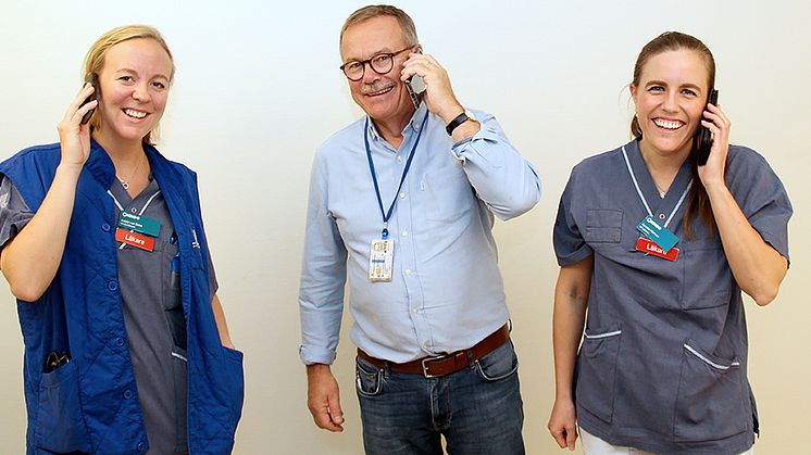 ​Underläkare Astrid van Beirs, klinikchef Jan Bergman och AT-läkare Amalia Hörman gläds åt telefonkampanjens goda resultat.