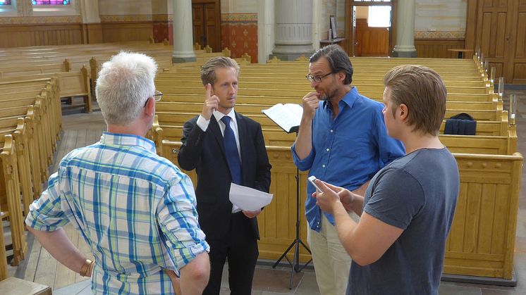 Tosca repeteras för fullt i S:t Pauli kyrka. Dirigent Carl Markman och regissör Peter Bäcklund i samspråk med tenoren Kalle Leander och pianisten Thorbjörn Karlsson.