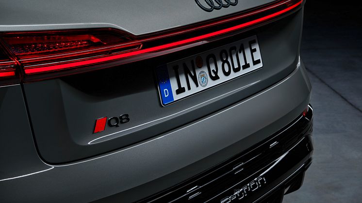 Audi Q8 e-tron (Chronosgrå)