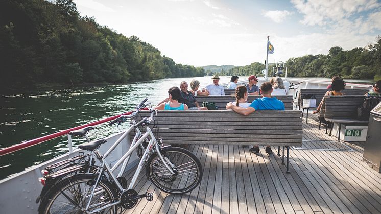 Tourenbiker unterwegs auf dem Rheinschiff Thurgau kurz nach Stein am Rhein