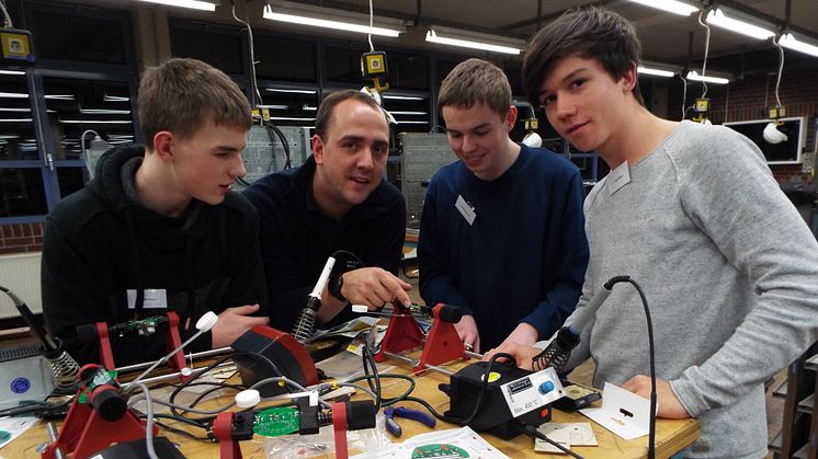 Andre Schäfer, Ausbilder Daniel Westermann, Maximilian Floto und Lasse Hilmer in der Ausbildungswerkstatt von Westfalen Weser Netz in Kirchlengern beim Energy Camp (v. l.). 