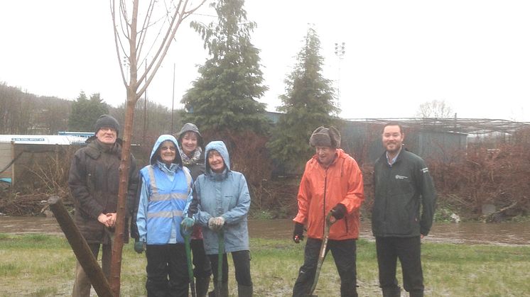 Pete Hewitt from the Environment Agency with members of the Friends of Nuttall Park.