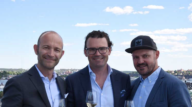 Christian Di Luca till vänster, Alex Tengvall och Thomas Holstein firar Winefinder och Enjoy Wine & Friends nya samarbete.