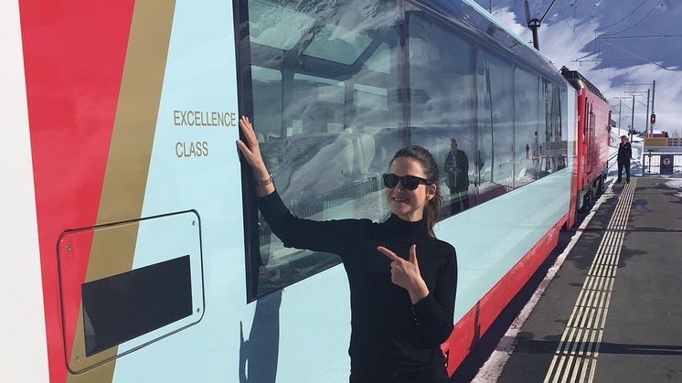 Stefanie Dechow vor dem Glacier Express (c) privat