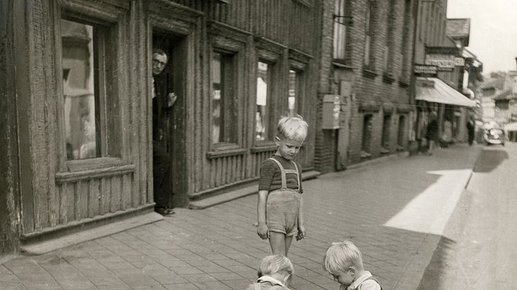 Barn som leker på en gata i Haga, 1949. 