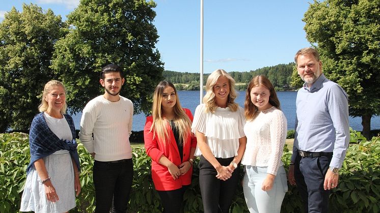 2018 års Drömjobbare Azhi, Natali, Matilda och Emelie, tillsammans med bankens VD Cecilia Jeffner och handledaren Janis Lancereau.