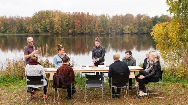 Frisk luft när en student redovisar sitt studio-projekt utomhus. Arkitekthögskolan ligger alldeles intill den vackra Umeälven. Foto: Johannes Samuelsson