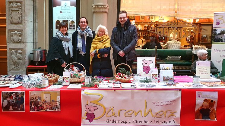 Margarete Lay, Hubertus von Erffa, Gabriele Tiefensee und Leon Bügelsack am Bärenherz-Weihnachtsstand