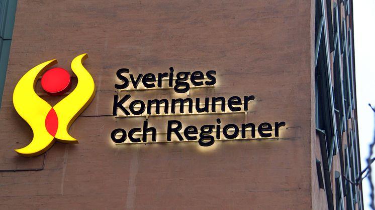 Trots ekonomiskt läge - SKR höjer avgifter 