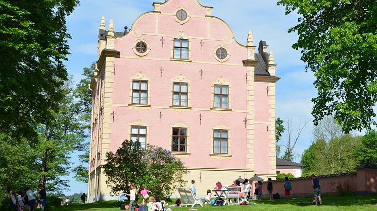 Under Fysingedagen 16 september genomförs visningar av Skånelaholms slott. Parken är alltid öppen för besök.