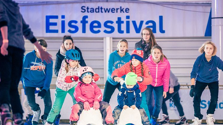 An der Kaikante am Kieler Ostseekai können Schlittschuhfans ab dem 18. November täglich Eislaufen unter freiem Himmel.