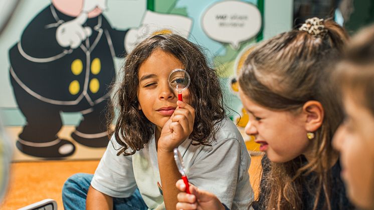 Den 13 mars infaller Källkritikens dag. Nu kan skolor runt om i landet uppmärksamma dagen med succéutställningen Bamses Källspanare och ett kostnadsfritt studiematerial. Foto: Gryt Film