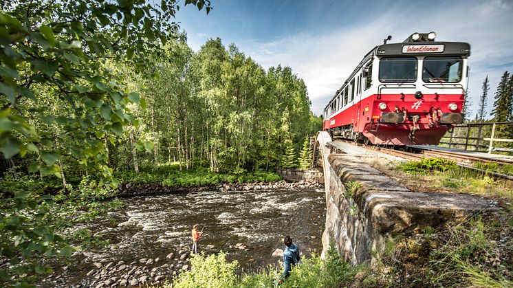 Fiska mitt i äventyret och upptäck de fina fiskevattnen längs Inlandsbanan.  Foto: Håkan Wike