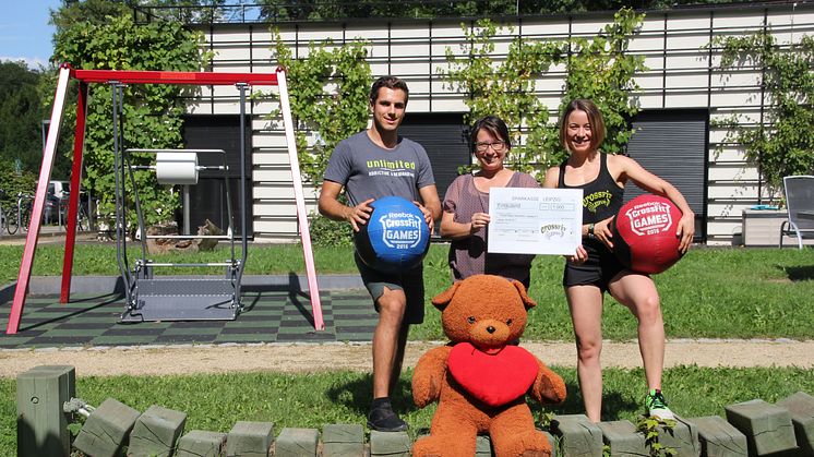 Ulrike Mendler und Roman Schadt von CrossFit übergaben an Kerstin Stadler den Spendenscheck