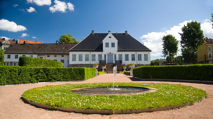 Oslo ladegård sett fra hagen. Lokalene for kafé/restaurant ligger i underetasjen i fløyen vist til venstre i bildet. Foto: Oslo ladegård, Kulturetaten