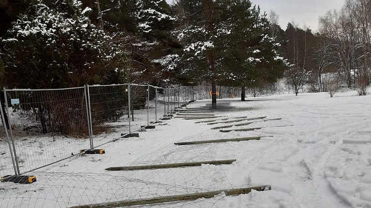 Stockholms kyrkogårdsförvaltning har börjat spärra av 17 hektar av ett parkområde i Järva som tar emot hundratusentals besök per år.