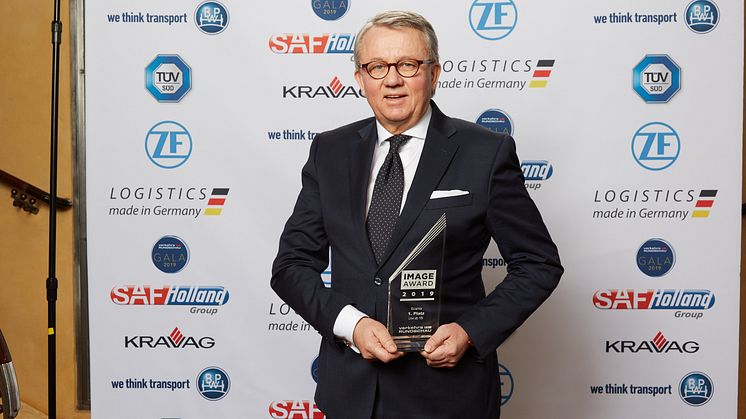 Peter Hornig, Geschäftsführer Scania Deutschland Österreich, nimmt für Scania den Image Award 2019 entgegen.