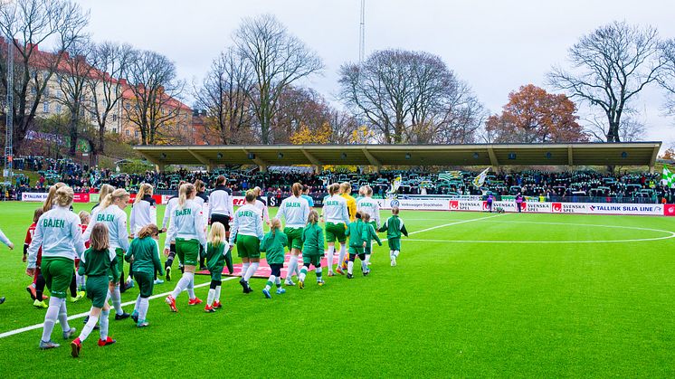 Damfotbollen är stark