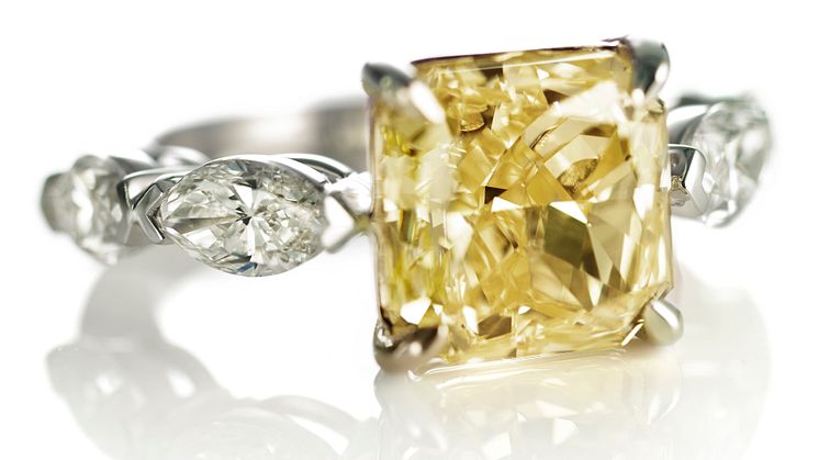 En gul diamantring på hele 6.49 ct. kommer på auktion hos Bruun Rasmussen sammen med den ikoniske panterring i diamanter og smaragder fra Cartier.