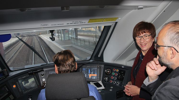 Im Gespräch: Infratsrukturministerin Kathrin Schneider und Barnims Landrat Daniel Kurth während der RB63-Sonderfahrt nach Templin. Foto: Pressestelle LK Barnim/Oliver Köhler