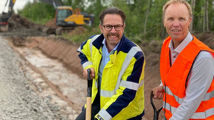 Sebastian Cabander från Karlskoga Energi & Miljö och Peter Lilja från Degerfors Energi vid grävstart på Industrigatan i Degerfors.