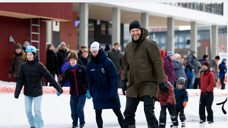 Byrådsleder Eirik Lae Solberg går historisk åpningsrunde på Valle Hovin Stadion 