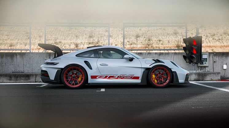Nya Porsche 911 GT3 RS gör ingen hemlighet av sina avsikter - den är kompromisslöst konstruerad för maximala prestanda och det syns.