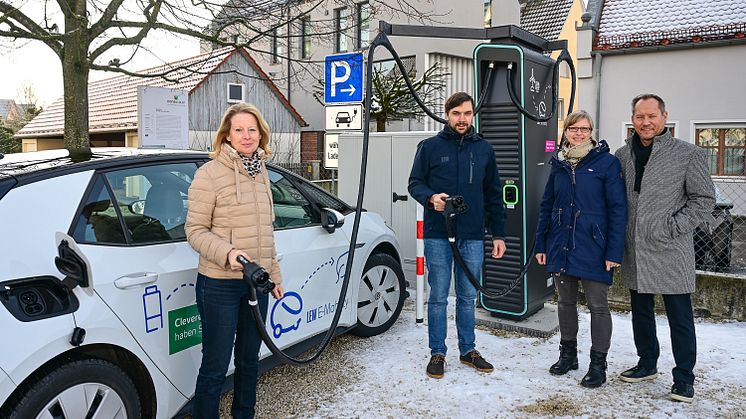 Inbetriebnahme der neuen DC-Ladestation in Wertingen mit LEW-Kommunalbetreuerin Karin Frank, Manuel Holzmann vom LEW-E-Mobility-Team bei LEW, Wirtschaftsförderin Alexandra Killisperger und Wertingens Bürgermeister Willy Lehmeier (v.l.n.r.).