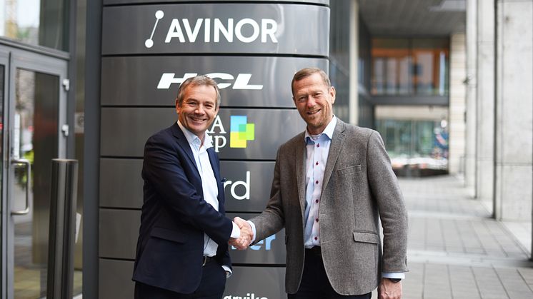 Brede Nielsen, IT-direktør i Avinor (t.v.) ser frem til resultatet av samarbeidsavtalen med Telenor, her representert ved Ove Fredheim, leder for bedriftsmarkedet. (Foto: Martin Fjellanger)